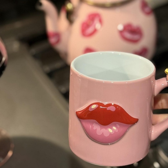 Chic Pink Lip Design Mug - Picture 4 of 4